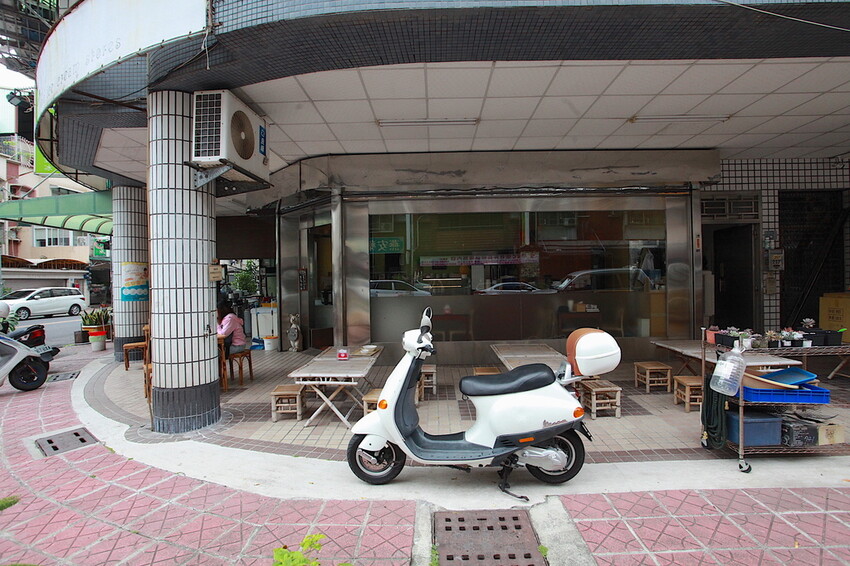 高雄市三民區吃。高雄美食｜三民區。「家元手工豆花 剉冰」Goole233則評論獲得4.8顆星，專賣古早味豆花，剉冰有黑糖漿跟