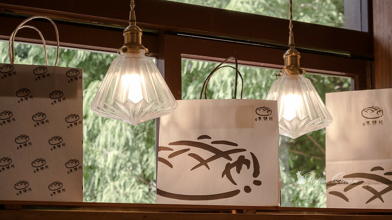 台中西區 ｜麵包 柳川屋麵包店~柳川 や 超大菠蘿麵包  台款麵包系日式質感