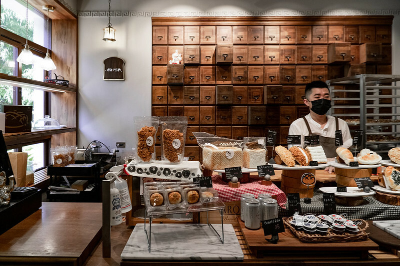 台中西區 ｜麵包 柳川屋麵包店~柳川 や 超大菠蘿麵包  台款麵包系日式質感