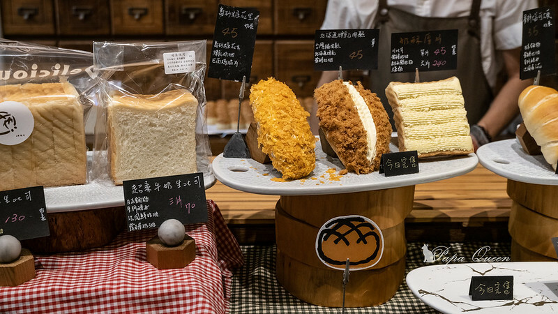 台中西區 ｜麵包 柳川屋麵包店~柳川 や 超大菠蘿麵包  台款麵包系日式質感