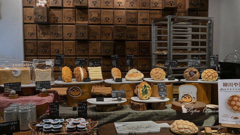 台中西區 ｜麵包 柳川屋麵包店~柳川 や 超大菠蘿麵包  台款麵包系日式質感