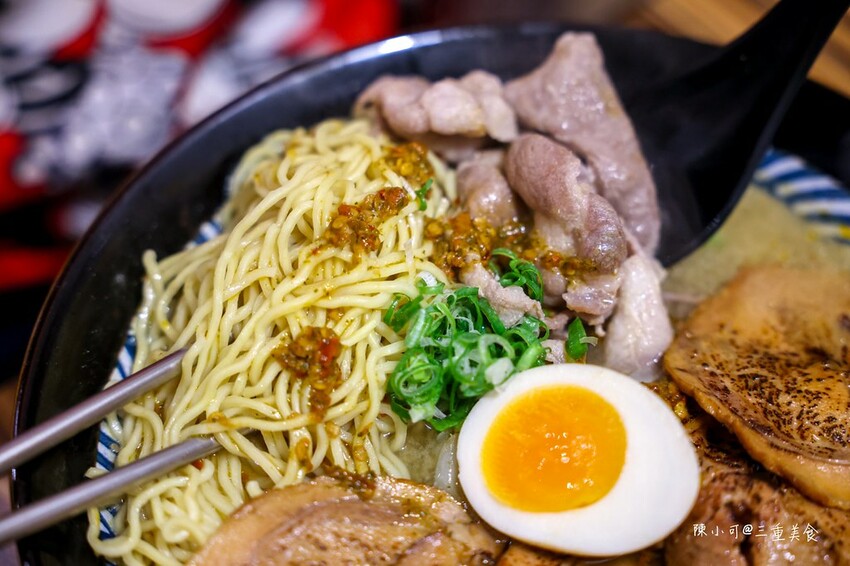 新北市三重區新北超人氣鍋燒麵新推出，炙燒叉燒肉量豐富滿足，深夜食堂宵夜選擇推薦！