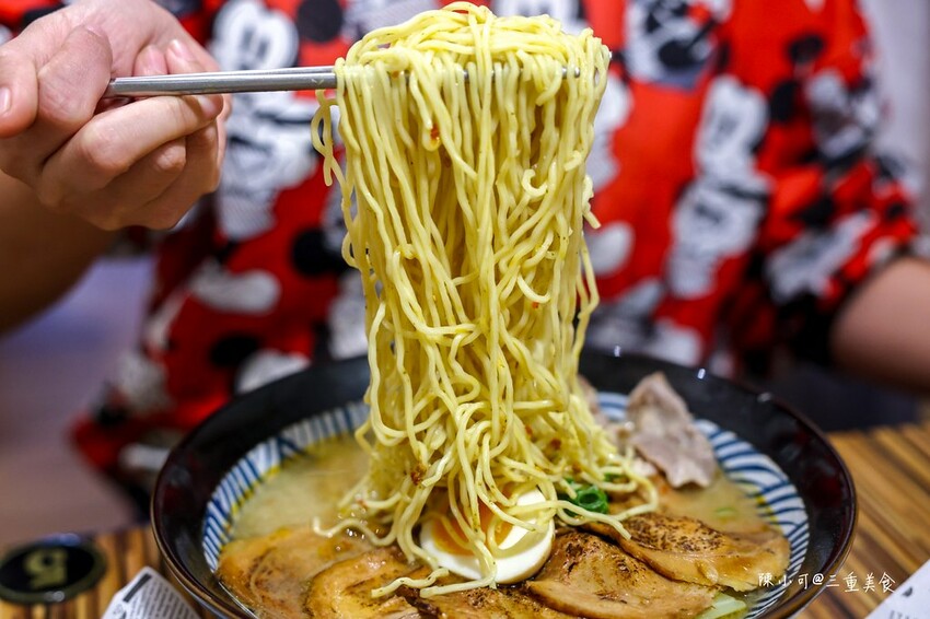 新北市三重區新北超人氣鍋燒麵新推出，炙燒叉燒肉量豐富滿足，深夜食堂宵夜選擇推薦！