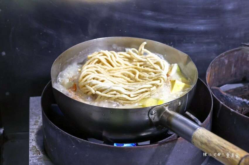 新北市三重區新北超人氣鍋燒麵新推出，炙燒叉燒肉量豐富滿足，深夜食堂宵夜選擇推薦！