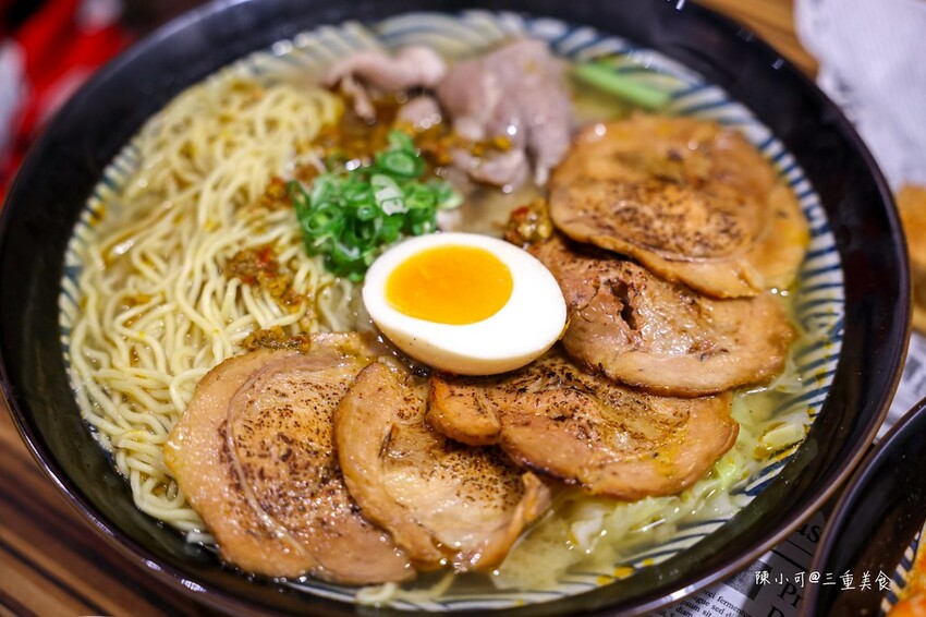 新北市三重區新北超人氣鍋燒麵新推出，炙燒叉燒肉量豐富滿足，深夜食堂宵夜選擇推薦！