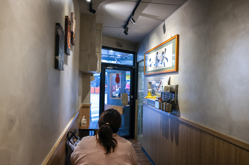 新北市三重區新北超人氣鍋燒麵新推出，炙燒叉燒肉量豐富滿足，深夜食堂宵夜選擇推薦！