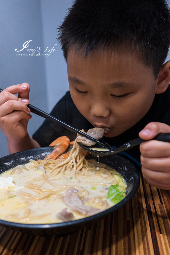 口味超讚的鍋燒專賣店，週年慶活動開跑！滿額送小菜、豬肉片加點增量60%，牛奶系列加購飲料只要一枚10元銅板 @Irene's 食旅．時旅