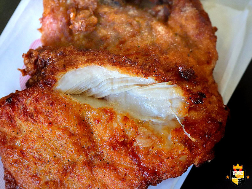 台南豆乳雞／無店名無招牌／只賣三樣飄香20多年／每日限量晚來吃不到／下午才營業只賣2.5小時／剛擺攤就有客人上門／在地人從小吃到大／連Google地圖都找不到