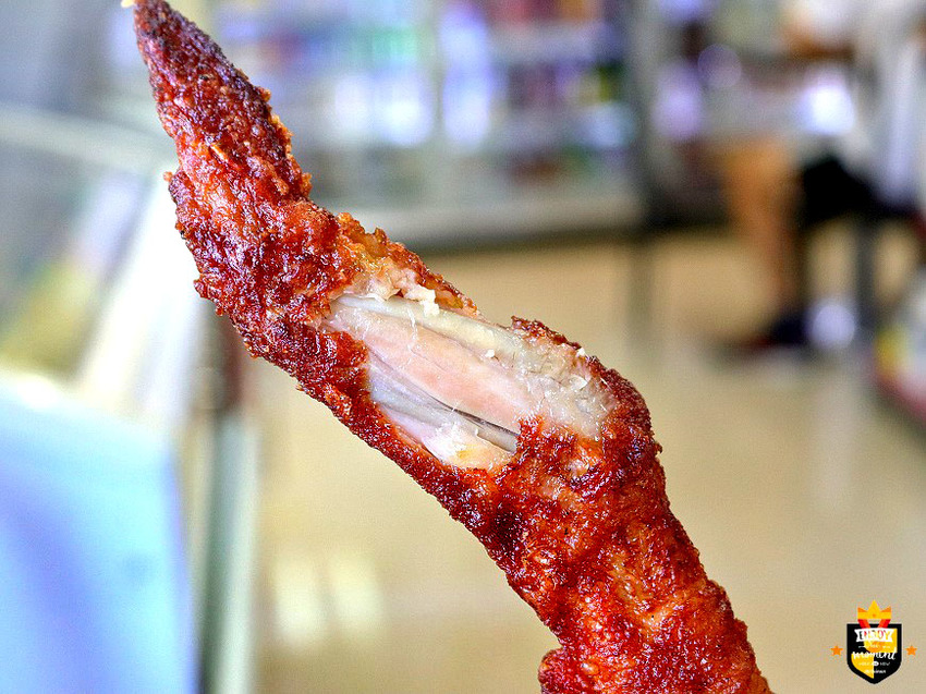 台南豆乳雞／無店名無招牌／只賣三樣飄香20多年／每日限量晚來吃不到／下午才營業只賣2.5小時／剛擺攤就有客人上門／在地人從小吃到大／連Google地圖都找不到