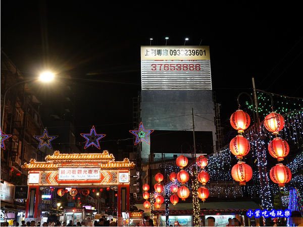 靠近八德立體停車場-塔悠路饒河街夜市牌樓 (3).jpg