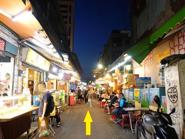 捷運松山站1號出口往饒河街夜市 (1).JPG