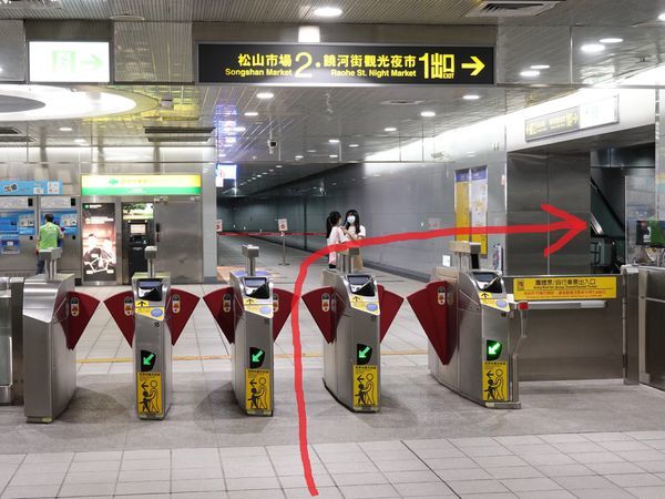 捷運松山站1號出口往饒河街夜市 (2).JPG