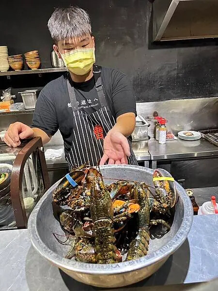 信義區隱藏版「曹料理」無菜單日料！海膽、龍蝦、和牛一次滿足。