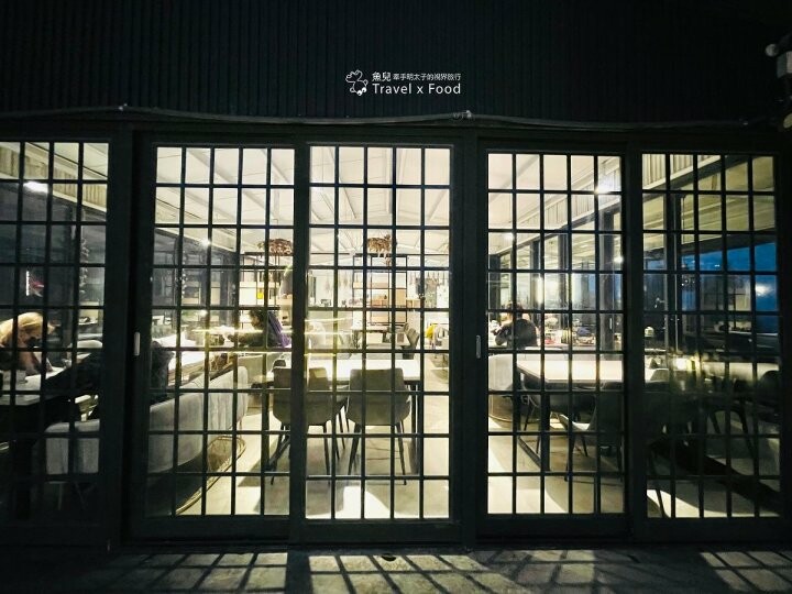 龍潭貓禾咖啡|乳姑山上的百萬夜景,有貓陪伴的不限時景觀餐廳 - 魚兒 x 牽手明太子的「視」界旅行