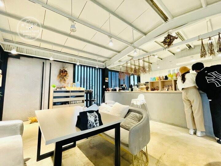 龍潭貓禾咖啡|乳姑山上的百萬夜景,有貓陪伴的不限時景觀餐廳 - 魚兒 x 牽手明太子的「視」界旅行