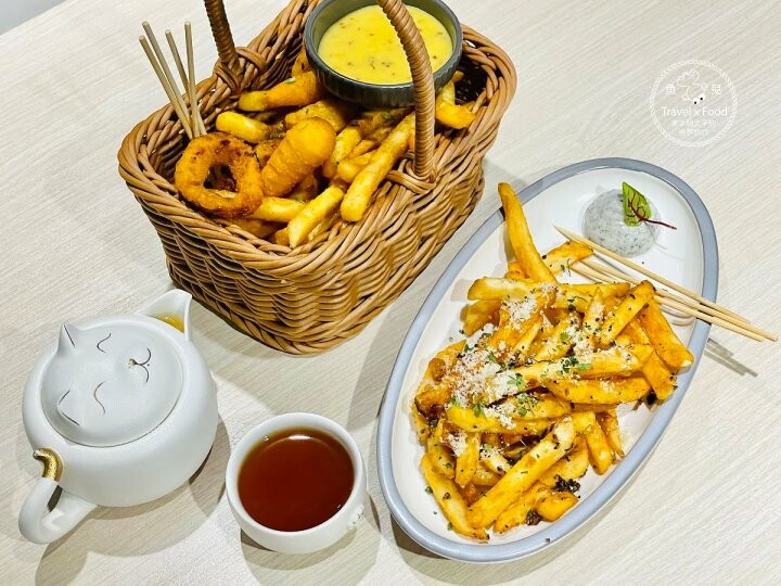 龍潭貓禾咖啡|乳姑山上的百萬夜景,有貓陪伴的不限時景觀餐廳 - 魚兒 x 牽手明太子的「視」界旅行