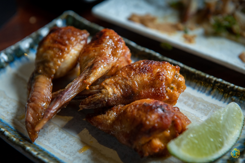 假日人氣滿滿的燒烤居酒屋，晚來就沒位置囉~