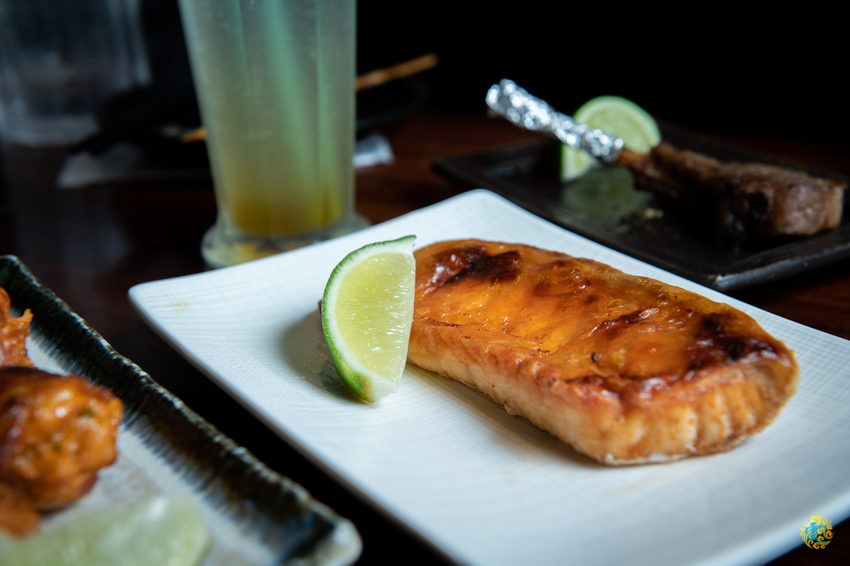 假日人氣滿滿的燒烤居酒屋，晚來就沒位置囉~