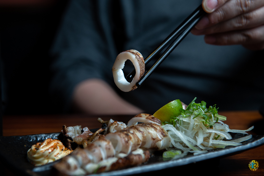 假日人氣滿滿的燒烤居酒屋，晚來就沒位置囉~