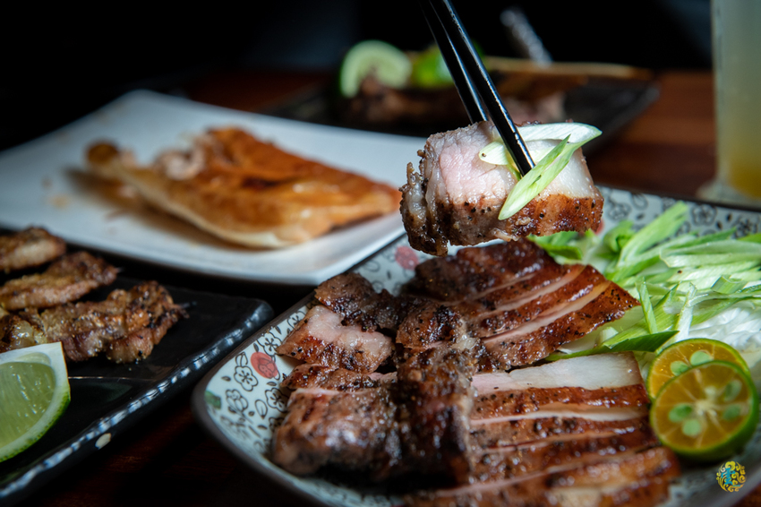 假日人氣滿滿的燒烤居酒屋，晚來就沒位置囉~