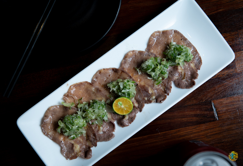 假日人氣滿滿的燒烤居酒屋，晚來就沒位置囉~