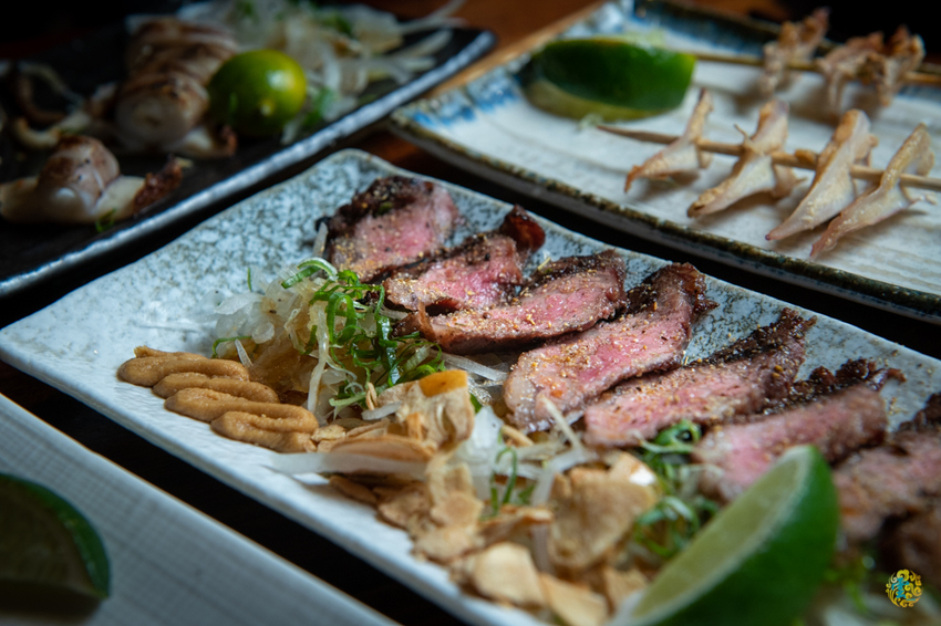 假日人氣滿滿的燒烤居酒屋，晚來就沒位置囉~