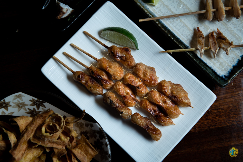 假日人氣滿滿的燒烤居酒屋，晚來就沒位置囉~
