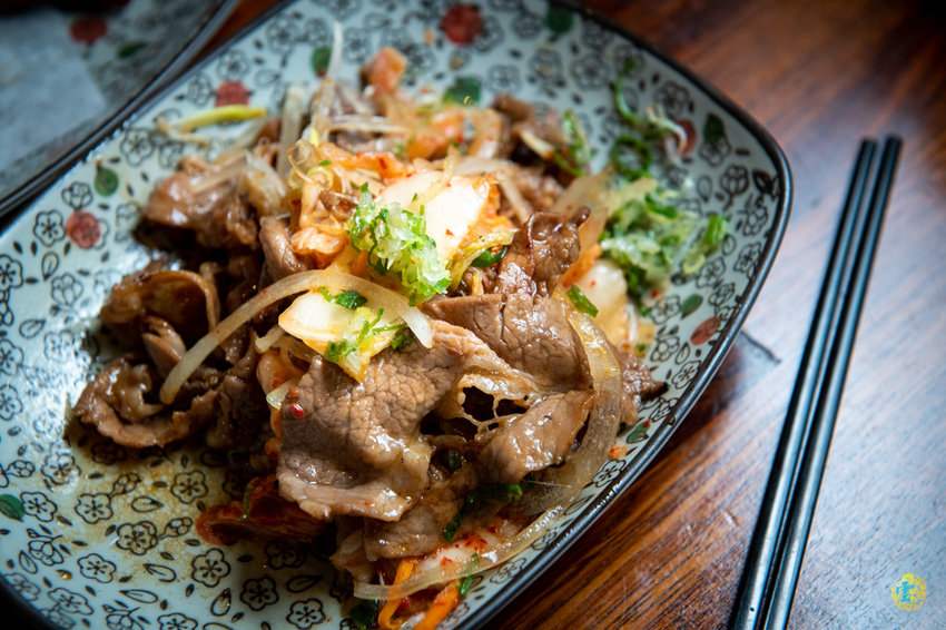 假日人氣滿滿的燒烤居酒屋，晚來就沒位置囉~