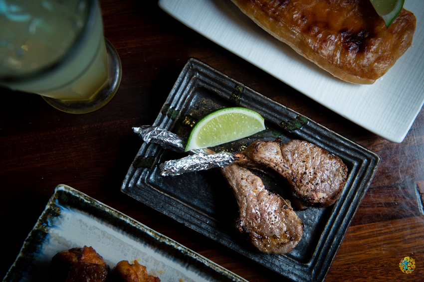 假日人氣滿滿的燒烤居酒屋，晚來就沒位置囉~