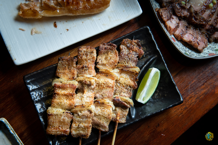 假日人氣滿滿的燒烤居酒屋，晚來就沒位置囉~