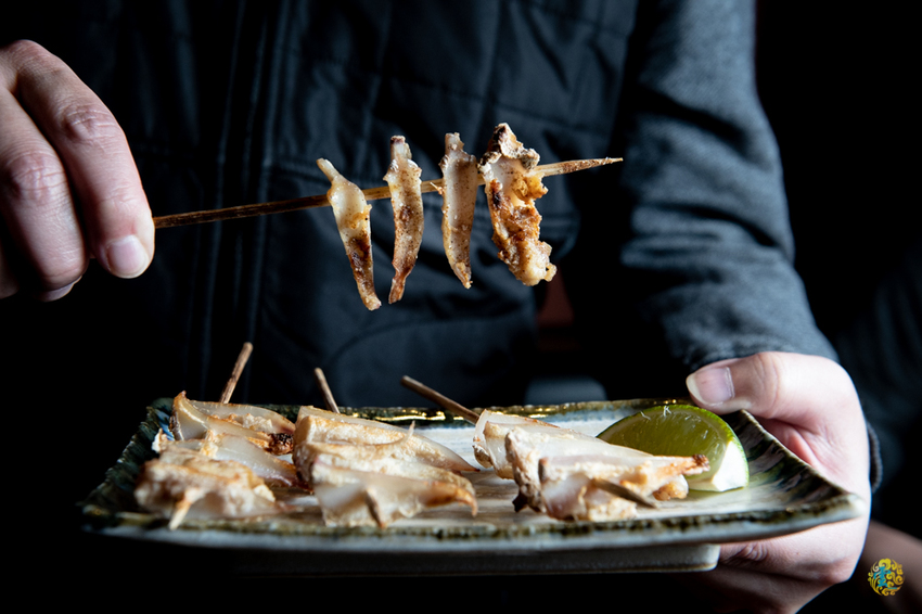 假日人氣滿滿的燒烤居酒屋，晚來就沒位置囉~