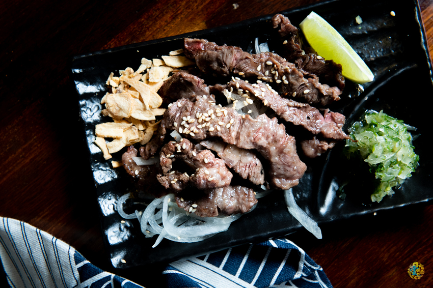 假日人氣滿滿的燒烤居酒屋，晚來就沒位置囉~