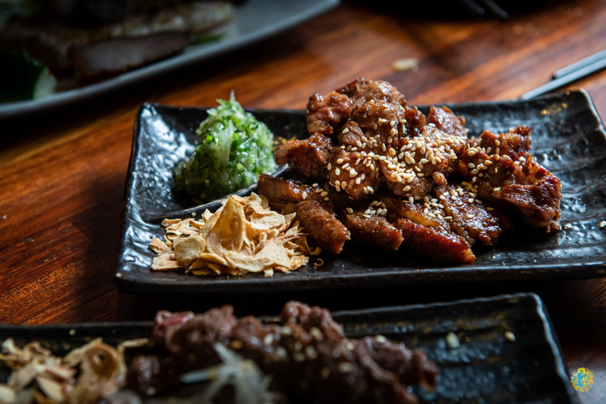 假日人氣滿滿的燒烤居酒屋，晚來就沒位置囉~