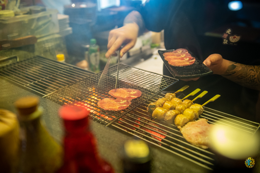 假日人氣滿滿的燒烤居酒屋，晚來就沒位置囉~