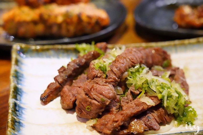 老炭伙居酒屋 |台北忠孝敦化美食,宵夜小酌的串燒居酒屋,推薦爆汁培根番茄捲、雞菲力! - 艾薇覓食趣