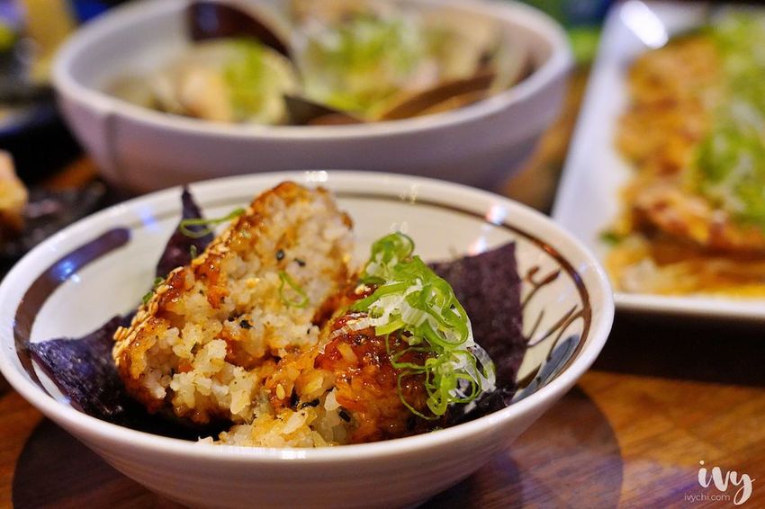 老炭伙居酒屋 |台北忠孝敦化美食,宵夜小酌的串燒居酒屋,推薦爆汁培根番茄捲、雞菲力! - 艾薇覓食趣