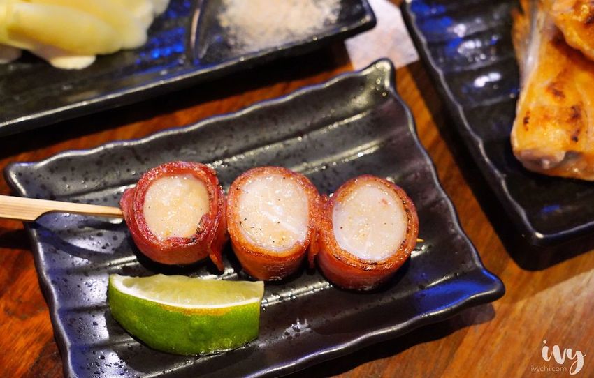 老炭伙居酒屋 |台北忠孝敦化美食,宵夜小酌的串燒居酒屋,推薦爆汁培根番茄捲、雞菲力! - 艾薇覓食趣