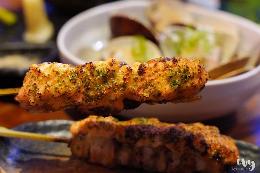 老炭伙居酒屋 |台北忠孝敦化美食,宵夜小酌的串燒居酒屋,推薦爆汁培根番茄捲、雞菲力! - 艾薇覓食趣