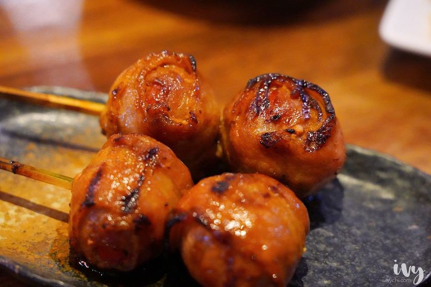 老炭伙居酒屋 |台北忠孝敦化美食,宵夜小酌的串燒居酒屋,推薦爆汁培根番茄捲、雞菲力! - 艾薇覓食趣