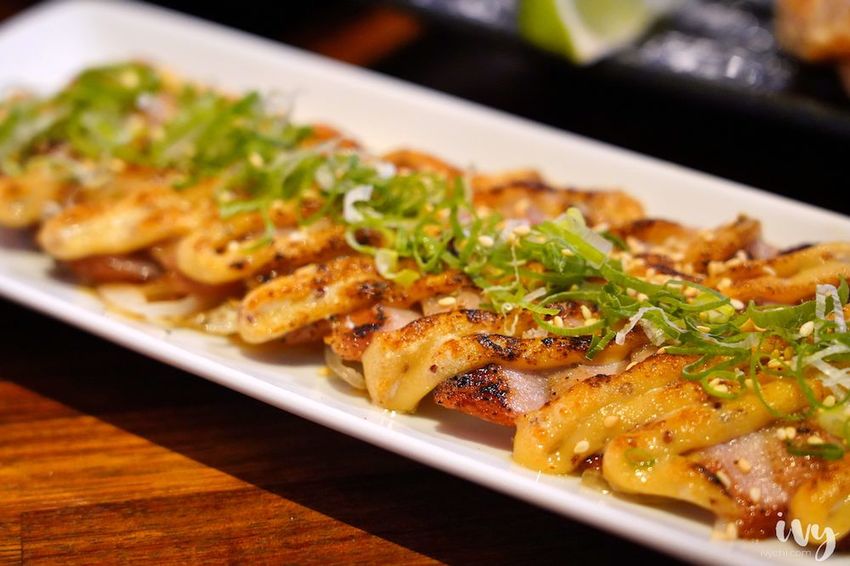 老炭伙居酒屋 |台北忠孝敦化美食,宵夜小酌的串燒居酒屋,推薦爆汁培根番茄捲、雞菲力! - 艾薇覓食趣