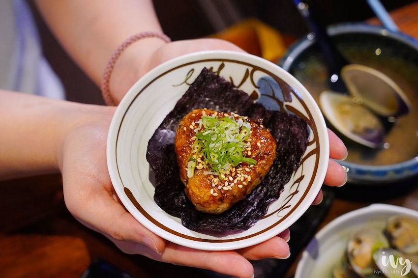 老炭伙居酒屋 |台北忠孝敦化美食,宵夜小酌的串燒居酒屋,推薦爆汁培根番茄捲、雞菲力! - 艾薇覓食趣