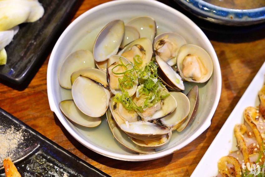 老炭伙居酒屋 |台北忠孝敦化美食,宵夜小酌的串燒居酒屋,推薦爆汁培根番茄捲、雞菲力! - 艾薇覓食趣