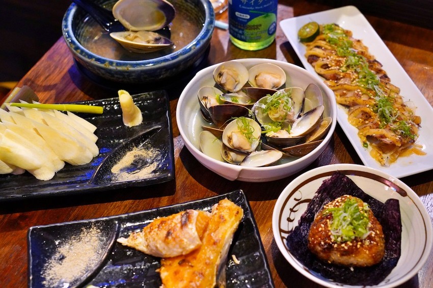 老炭伙居酒屋 |台北忠孝敦化美食,宵夜小酌的串燒居酒屋,推薦爆汁培根番茄捲、雞菲力! - 艾薇覓食趣