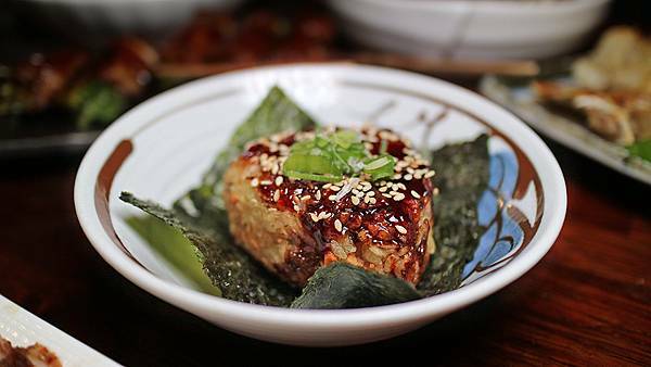 老炭伙手作鮭魚飯糰 (1).jpg