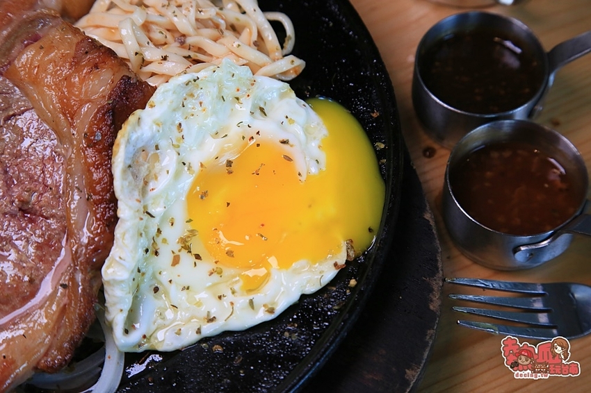 【台南美食】肉食怪的最愛!加飯加麵不用錢,還有泰式珍奶自助吧吃到飽:19House炙燒牛排 - 熱血玩台南。跳躍新世界