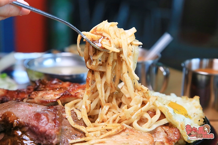 【台南美食】肉食怪的最愛!加飯加麵不用錢,還有泰式珍奶自助吧吃到飽:19House炙燒牛排 - 熱血玩台南。跳躍新世界