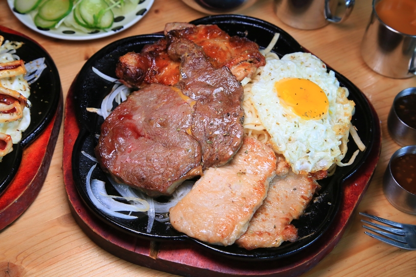 【台南美食】肉食怪的最愛!加飯加麵不用錢,還有泰式珍奶自助吧吃到飽:19House炙燒牛排 - 熱血玩台南。跳躍新世界
