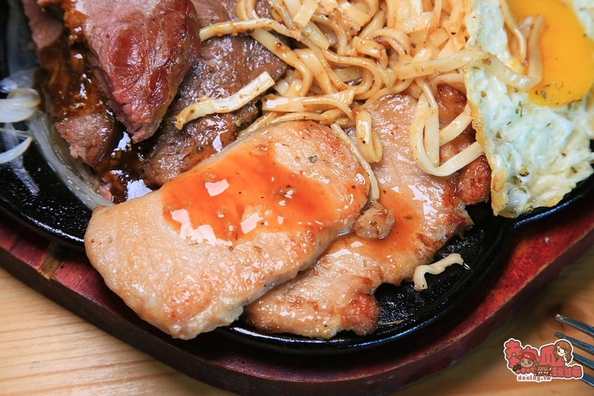 【台南美食】肉食怪的最愛!加飯加麵不用錢,還有泰式珍奶自助吧吃到飽:19House炙燒牛排 - 熱血玩台南。跳躍新世界