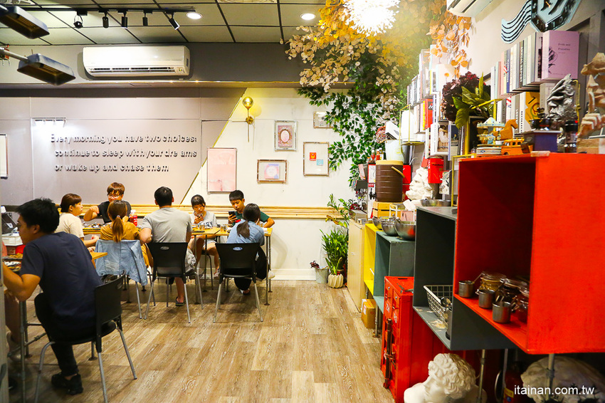 台南超人氣大份量平價牛排店!「19House炙燒牛排仁德店」加麵加飯不加價、超多主餐可選擇、歡樂吧無限! - 台南好Food遊