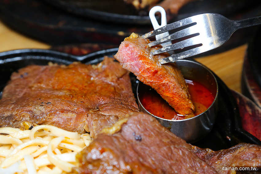 台南超人氣大份量平價牛排店!「19House炙燒牛排仁德店」加麵加飯不加價、超多主餐可選擇、歡樂吧無限! - 台南好Food遊